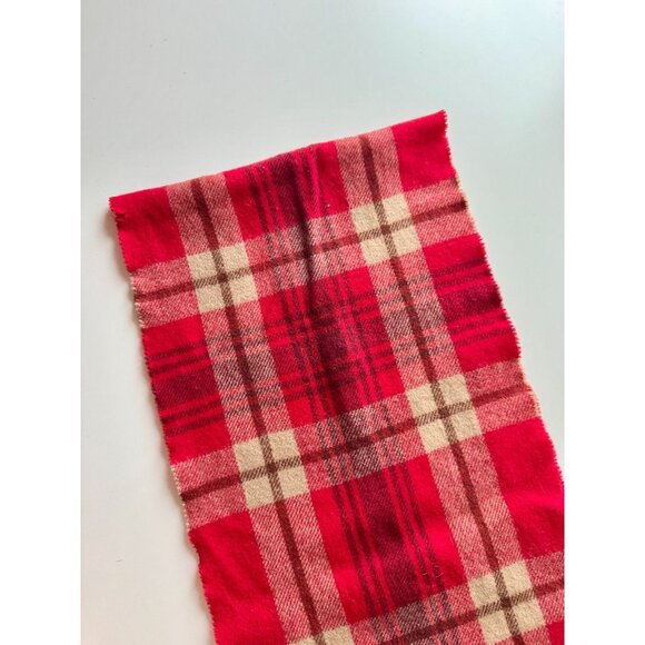 PARIS GLOVE Red Tartan Check 100% Lambswool Fringed Rectangle Scarf - Picture 3 of 11